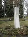 Stele Friedhof Saalfeld für 130 hier begrabene Bombenopfer