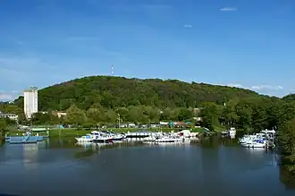 Blick auf den Halberg mit dem Osthafen im Vordergrund.