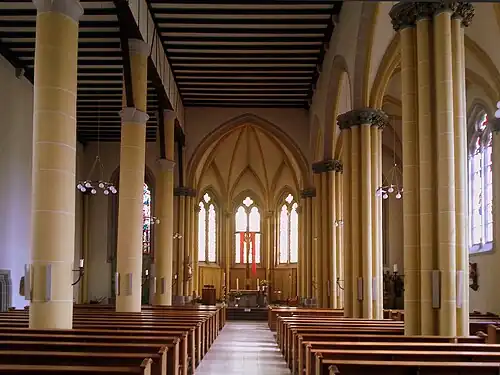 Blick nach Nordost in das Hauptschiff der Kirche
