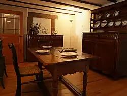 Speisezimmer eines Lothringerhauses mit Vaissellier