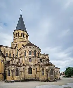 Außenansicht: runder Schluss des Hochchors, Kapellen aus Rechteckkernen und Rundapsiden