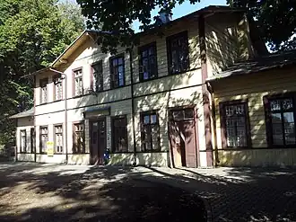 Empfangsgebäude Sadurki (Nałęczów) aus dem Jahr 1876 (straßenseitig)