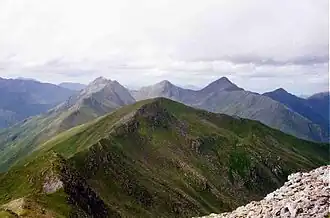 Der Sàileag vom östlich benachbarten Sgùrr a’ Bhealaich Dheirg aus gesehen, dahinter die Five Sisters of Kintail