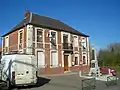Rathaus von Sailly-au-Bois und Kriegerdenkmal