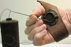 Garn, Nadel und Segelmacherhandschuh