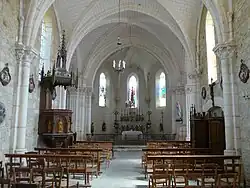 Kirchenschiff mit Blick auf den Chor