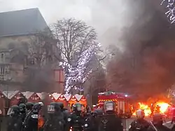 Brennende Straßenbarrikade auf dem Boulevard Saint-Germain, 5.&nbsp;Januar 2019