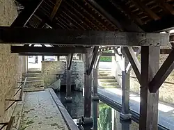 Innenansicht mit Aufhängevorrichtung für Wäsche (links an der Wand)