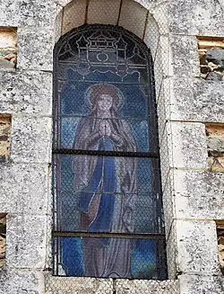 Buntglasfenster an der Ortskirche