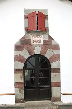 Flaschenförmige Verzierung von Hausfassaden