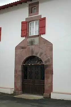 Flaschenförmige Verzierung von Hausfassaden