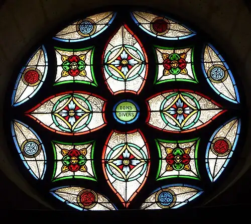 Fensterrose über dem Eingangsportal von Saint-Pardoux