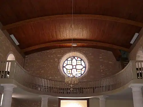 Tribüne und Fensterrose von Saint-Pardoux