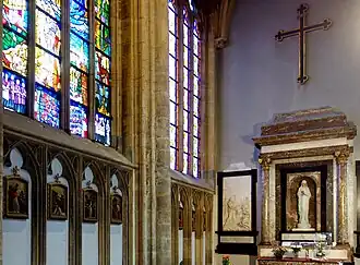 Seitenaltar mit Kreuzwegstationen