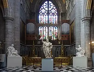 Rechtes Querschiff mit Orgel