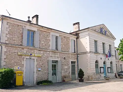 Rathaus, Schule und Post