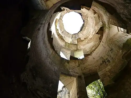 Das zerstörte Innere eines Turms im Château de Bruzac
