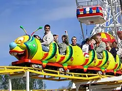 Als „Wurm“ gestalteter Zug des Family Coaster