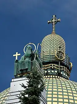 Figur des Predigers Severin über dem Eingang der Steinhof-Kirche in Wien
