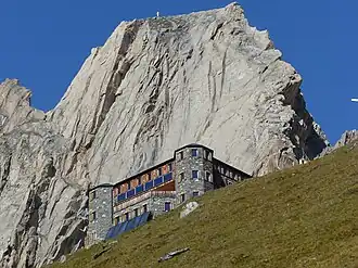 Sajathütte mit Roter Säule