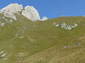 Rote Säule mit Sajathütte