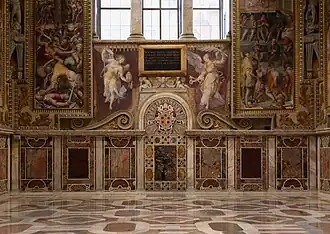 Gemälde und Marmor der Nordwand