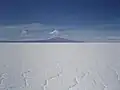 Blick nach Norden vom Salar de Uyuni auf den Tunupa