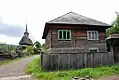 Altes Holzhaus, links hinten die Bulenilor-Kirche