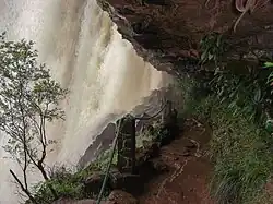 Blick hinter den Wasserfall