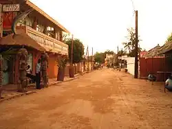 Eine Hauptstraße im Viertel Saly Niakh Niakhal