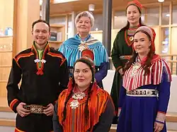 Foto von fünf Personen in samischer Tracht