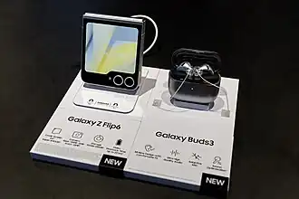 Samsung Galaxy Z Flip6, rechts die Galaxy Buds3