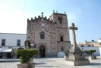 Ciudad Hidalgo − Iglesia San José und Steinkreuz