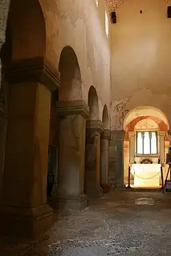 Innenraum mit Wandmalereien