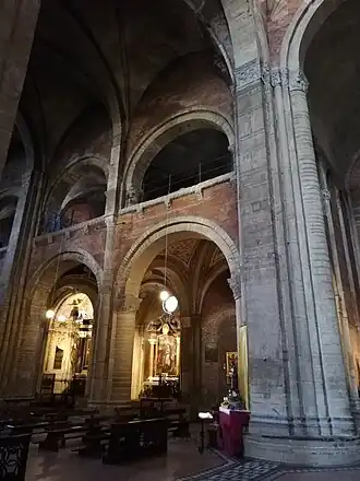 Echte Empore über dem Seitenschiff.