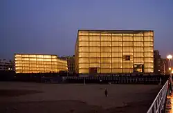 Blick auf den beleuchteten Gebäudekomplex