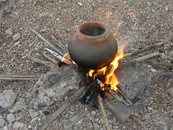 Kochen im Tonkrug auf dem offenen Feuer
