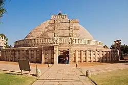 Der Große Stupa von Sanchi (Madhya Pradesh, Indien), 3. Jahrhundert – 100 v. Chr.