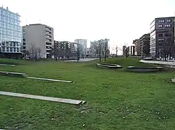 Sandkästen in Bootsform und Stufen auf dem Rasen