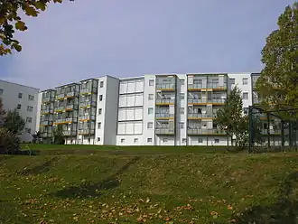 Sanierte und zurückgebaute Plattenbauten auf der Pörlitzer Höhe