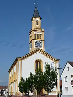 Blick auf das Kirchengebäude