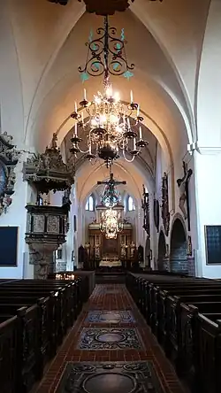Blick zum Altar mit der Kanzel (links)