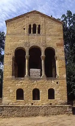 Gestelzte Bögen (Santa Maria des Naranco, Spanien)