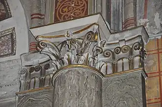 Linkes Seitenschiff; mittleres, korinthisches Kapitell aus dem 16.&nbsp;Jahrhundert