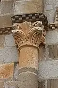 Kapitelle an der Apsis