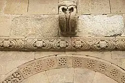 Kragstein über dem Portal