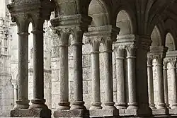 Arkaden mit Doppelsäulen