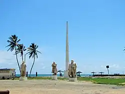 Drei der Entdecker-Statuen vor dem Museum.