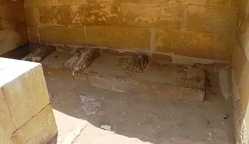 Reste einer Statuengruppe, Pyramidenbezirk des Djoser