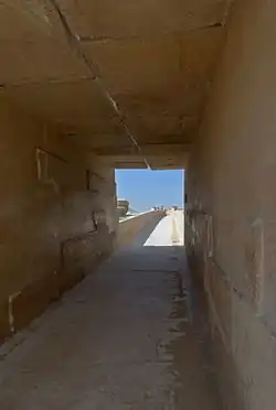 Überdachter Teil mit Lichtschlitz